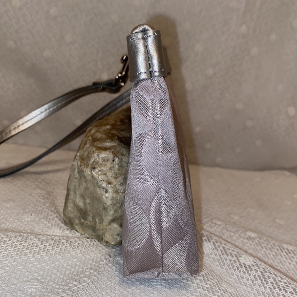 *SOLD*COACH Metallic Silver/Gray Sig "C" Logo Wristlet - Picture 5 of 10